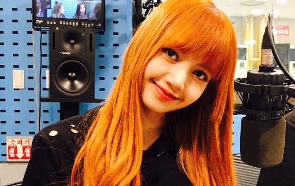 南韩腿精李宣美撞衫真人芭比lisa同款格纹连衣裙上身谁更美一筹