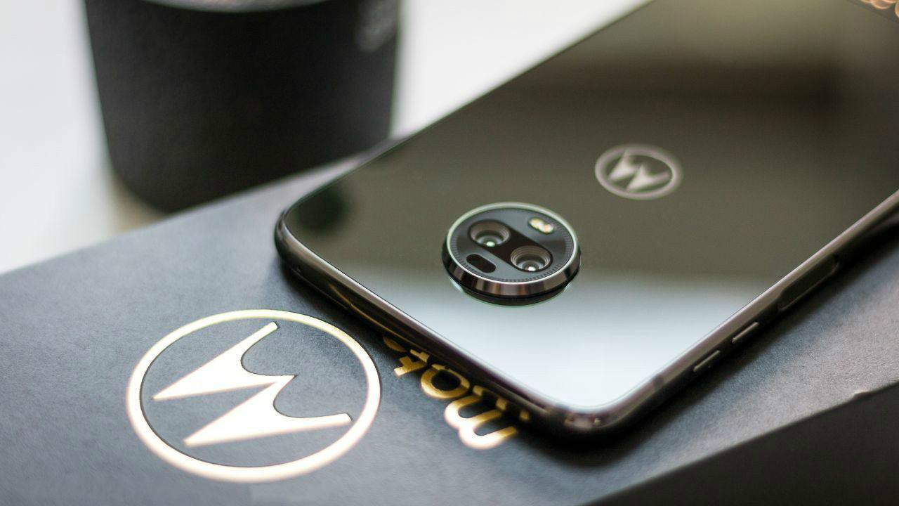 摩托罗拉年度旗舰motoz4真机曝光后置单摄脑洞清奇
