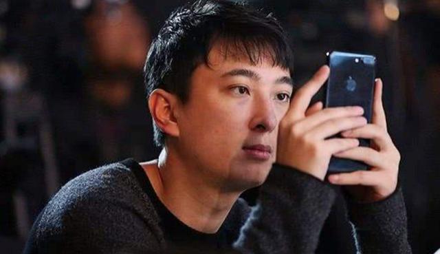 王思聪也有这一天:化身小迷弟,助阵"电竞天仙"疯狂拍照_王喆