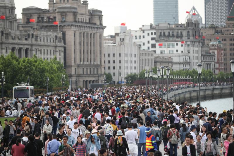 看看五一上海各景区的密集客流南京路步行街又现拉链式过马路