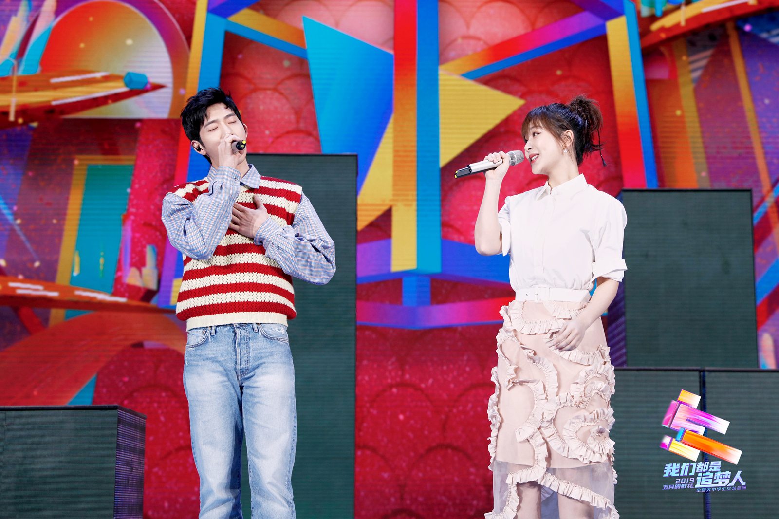 井柏然献唱央视五四晚会 撞色条纹搭配尽显青春活力