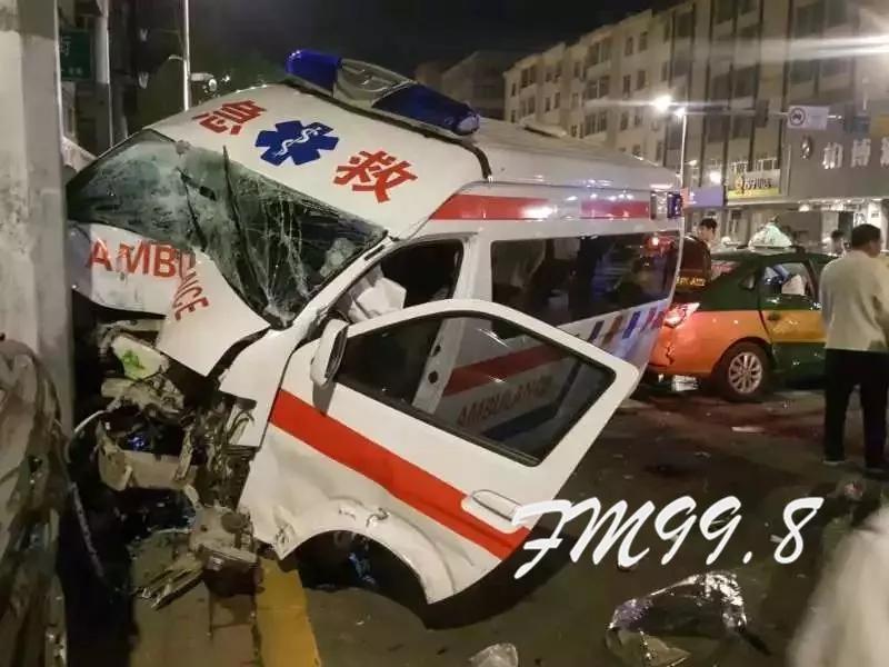黑龙江急救车撞上出租车前者基本报废两司机受伤