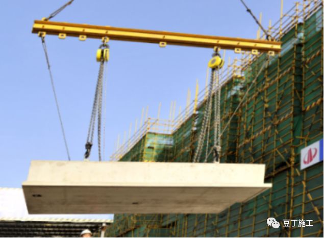 控制在>45°, 异形构件,墙板,叠合板,叠合梁等构件需要使用起吊扁担