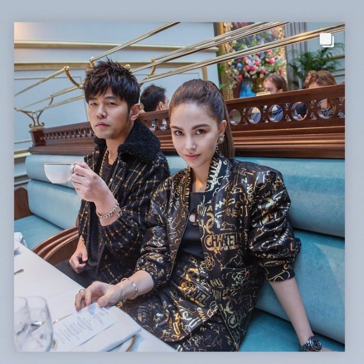 虐狗了!昆凌带周杰伦喝咖啡,夫妻俩黑底金纹情侣装同框很养眼