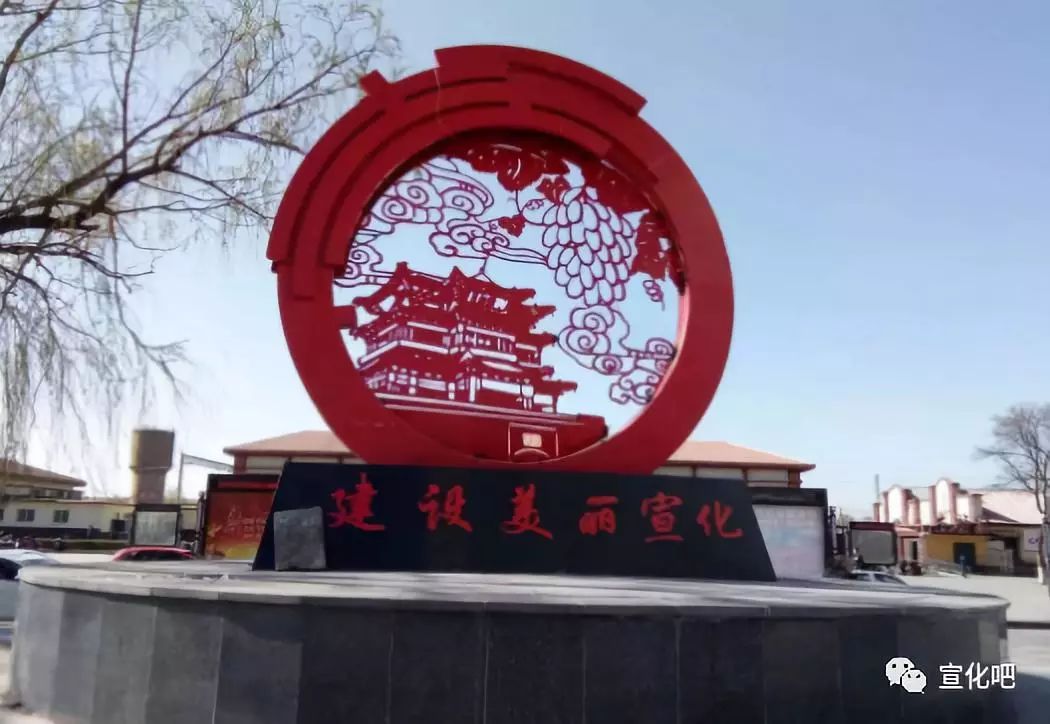 宣化火车站广场的创城宣传雕塑疑被大风吹倒,损毁严重!