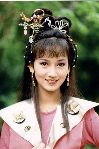 这个扮相出自赵雅芝的武侠剧《武林圣火令》,她饰演女主角任依依.