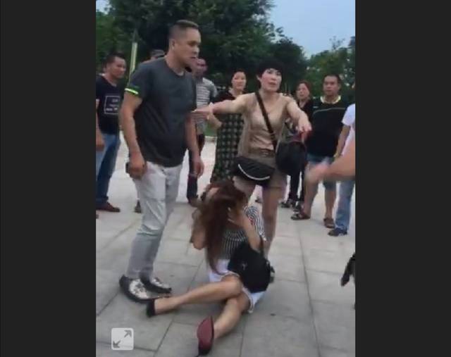 原创弟媳与姐夫有染遭姐姐当众怒打姐夫殴打妻子替弟媳出气引众怒