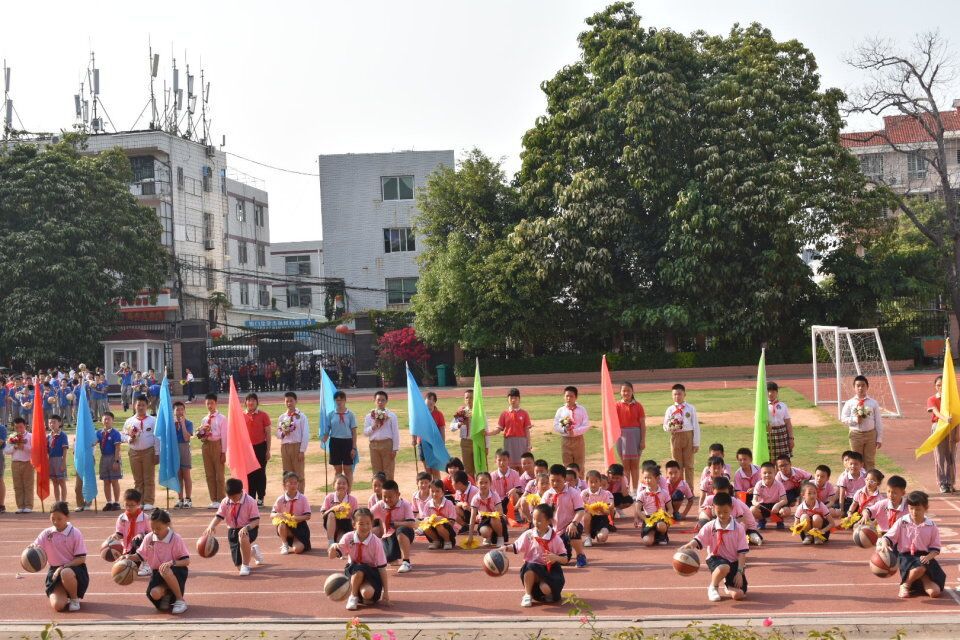 励志教育追逐阳光放飞梦想高殿中心小学第40届运动会开幕式