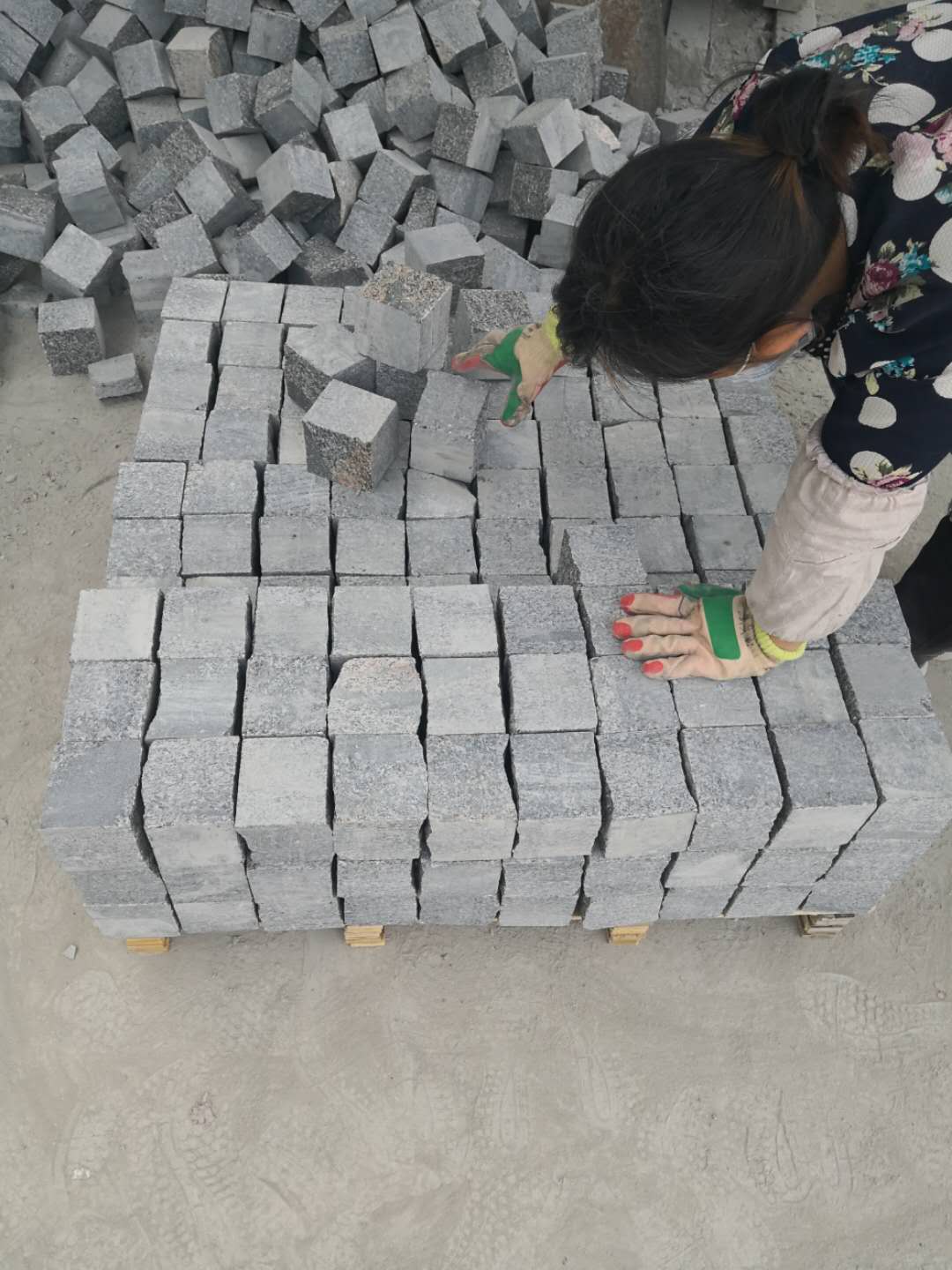 新芝麻黑654马蹄石弹石自然面小方块工厂怎么保证加工尺寸精准?