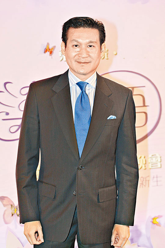 何艳娟这次新搭上富豪陈耀璋来头可不小,不但身家甩开吴志诚十八条街