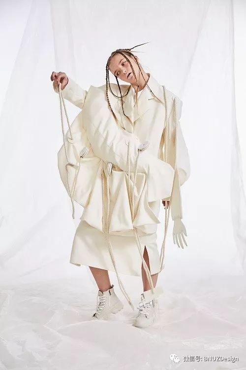 设计灵感来源于《圣经》原文和合本《歌罗西书》中的七宗罪,服装以