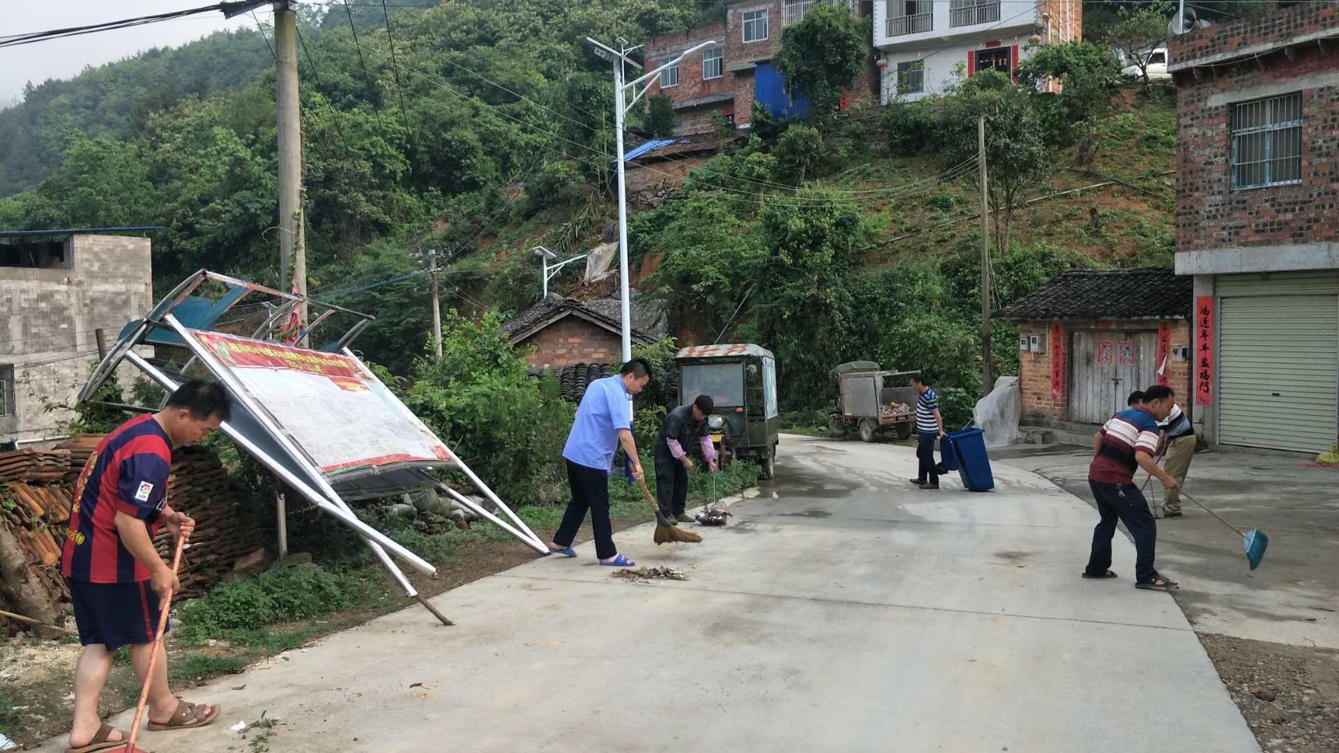八桂瑶族乡开展2019年劳动节期间"美丽田林·清洁乡村"统一行动