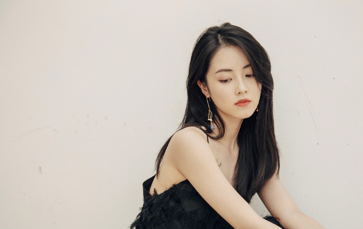 女演员章乐韵性感迷人时尚写真