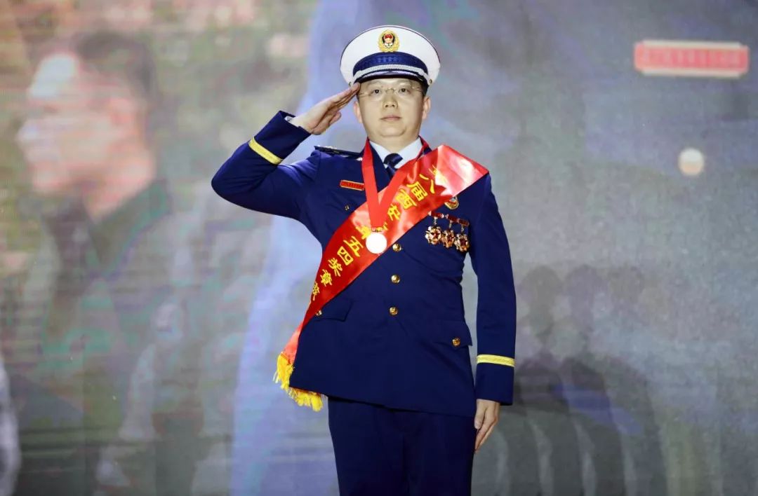 消防指挥员刘坤用生命诠释上刀山下火海