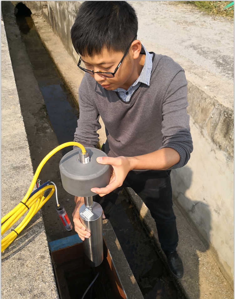 量水堰计安装过程:对应规范上的要求,把量水堰的堰口和堰板施工好