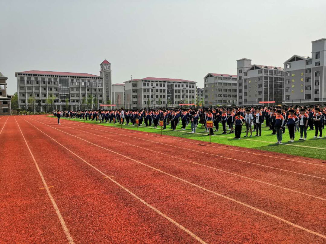 学校位于祁东县永昌街道办大坪山,依畔云兴湖,北靠衡柳高铁祁东站,西