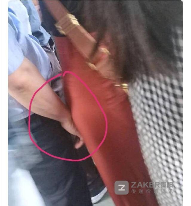 人行道公交车上无处不在夏天来了女生出门注意咸猪手