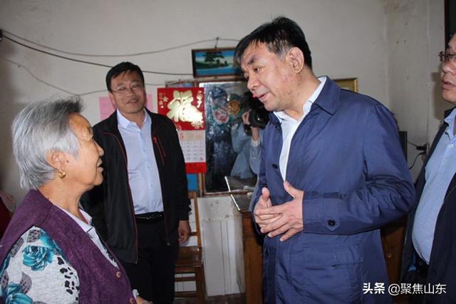5月5日,无棣县委书记丁锋到村看望了省派"第一书记",并进行了调研.