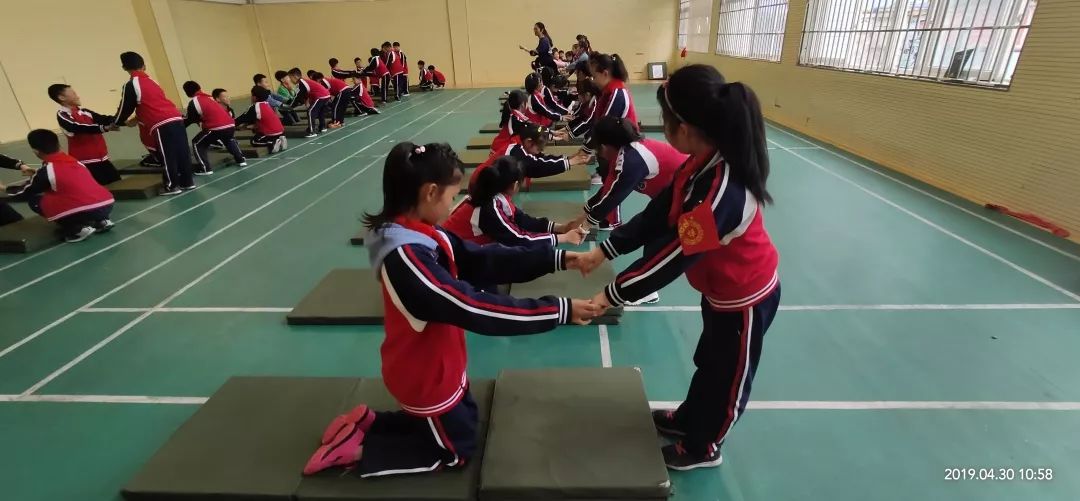 《跪跳起》 ——徐东英(龙翔小学)