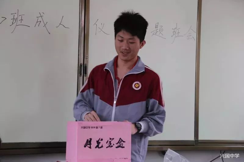 十八而志青春飞扬兴国中学举行2019届高三学子成人仪式暨高考倒计时30