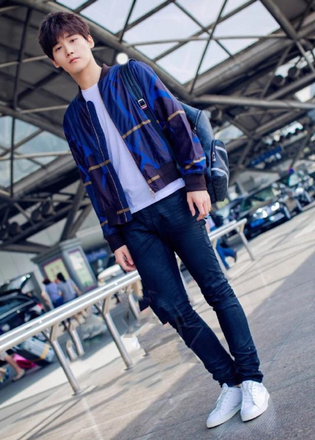 邢昭林衣品真好,把基础款牛仔裤穿出了少年感,清爽模样吸粉无数
