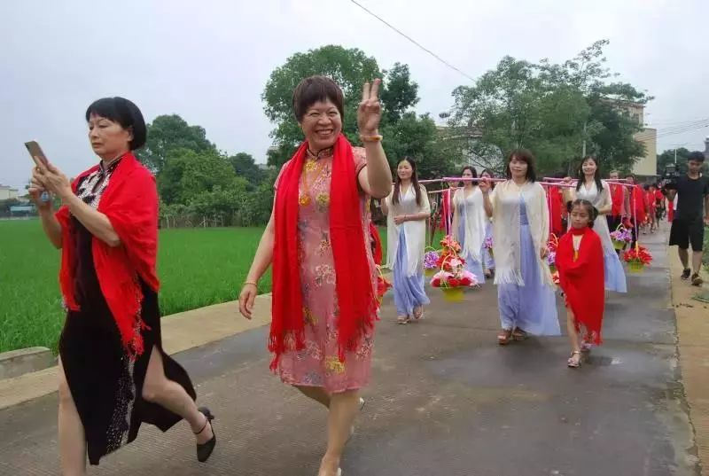 着,锣鼓喧天,瑞狮喜迎横岭的"妹里(客家话"姑娘,女儿"的意思)回家