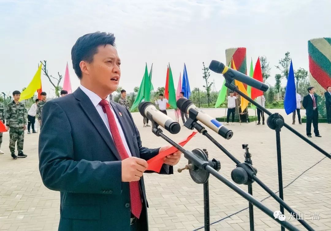 (校长胡振国讲话)最后校党总支书记,校长胡振国作了热情洋溢的发言