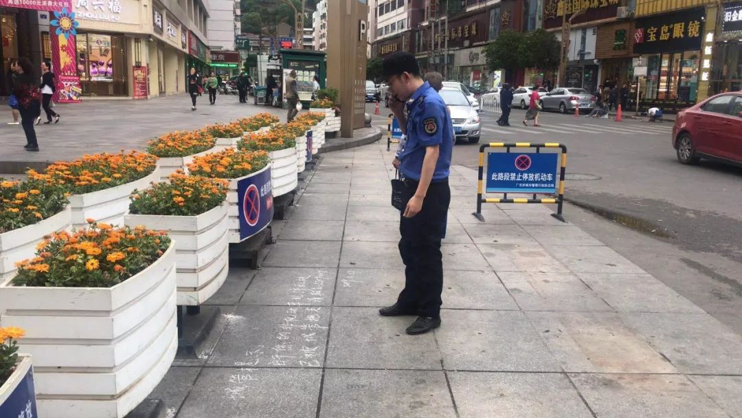 城管执法队员留下联系方式 告知被拖车车主这样的一个曝光帖,也引起了