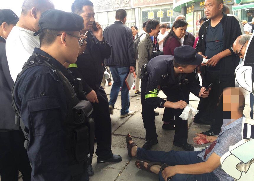 渭南火车站一男子被打的头部胸前都是血,因客源和他人发生矛盾大打