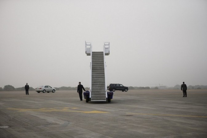 布什总统和夫人劳拉抵达科托卡国际机场前,确保机场安全的特工.