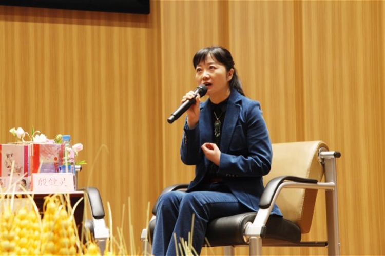 殷健灵精装典藏文集出版陪伴孩子走进善恶交织的世界和人生