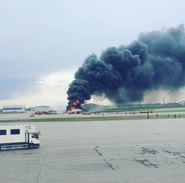 俄谢尔梅捷沃机场一飞机迫降后起火造成1死4伤