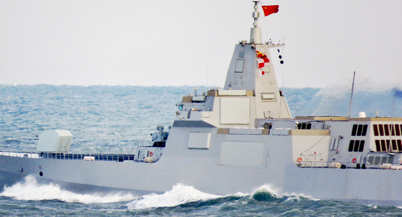 在前不久举行的中国海军成立70周年阅舰式上,国产055型万吨级驱逐舰