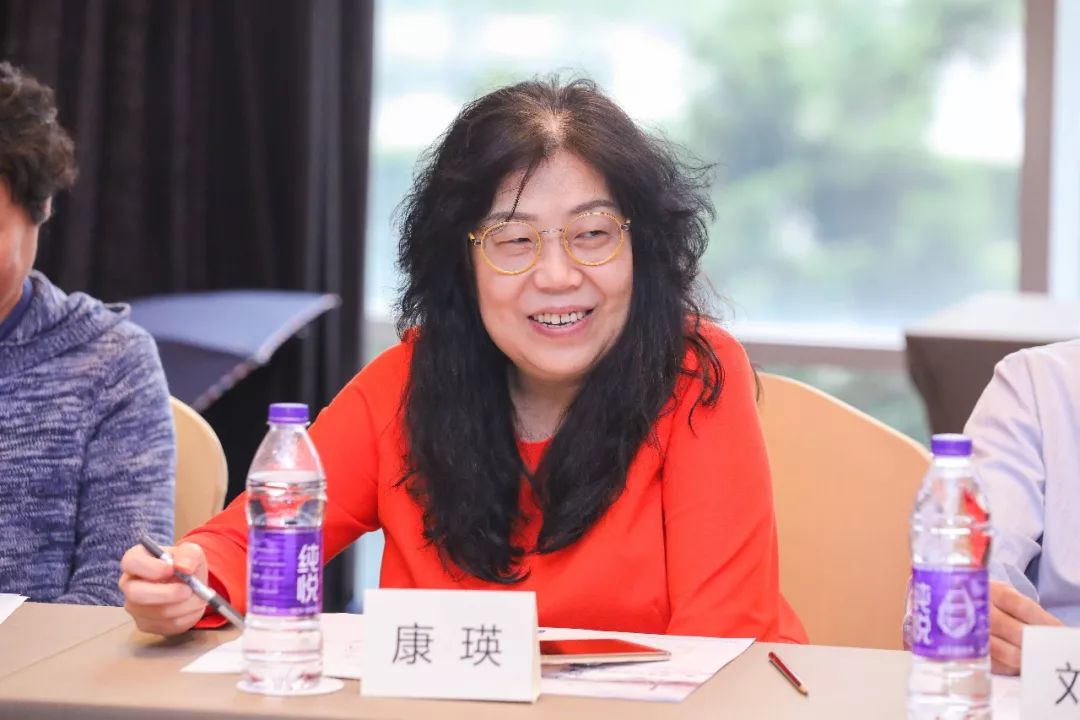 广州医生集团金眼科门诊康瑛教授表示,公立医院由于要承担大量的基础