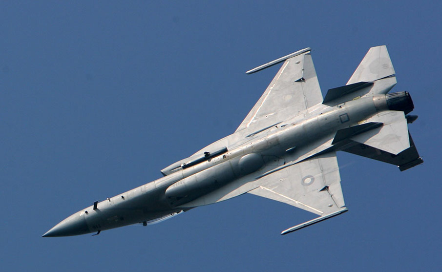 原创枭龙战机一战成名!单价仅要2000万美元,最新型号有望取代歼7