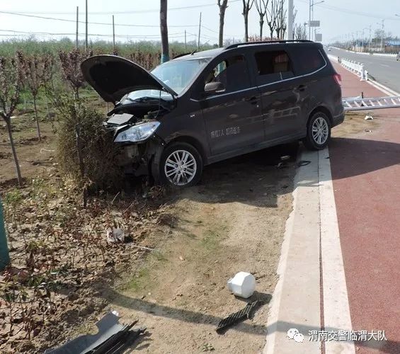 市临渭区渭桥路新修道路上发生一起小车碰撞交通护栏的单方交通事故