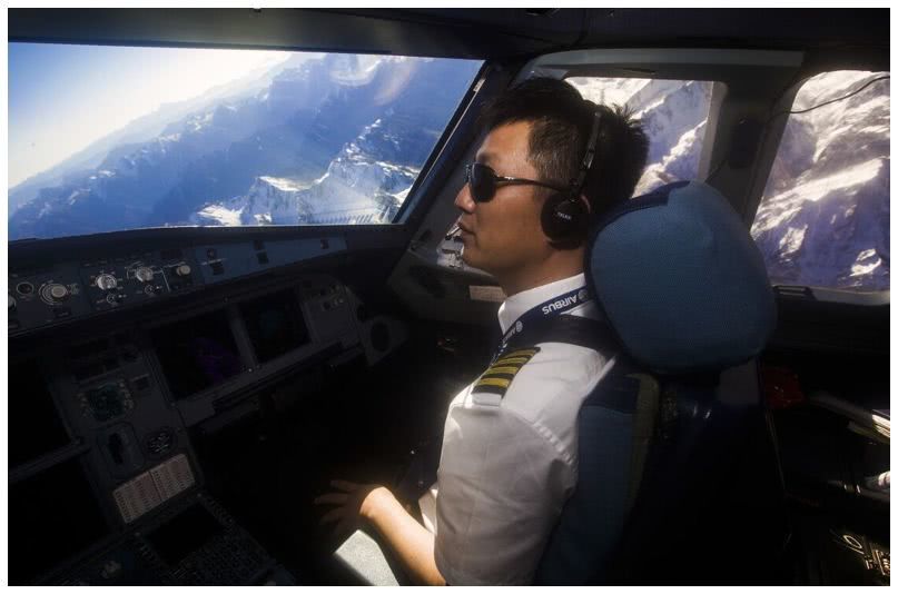 机长作为飞机上最高的权力者,他的职责是什么?