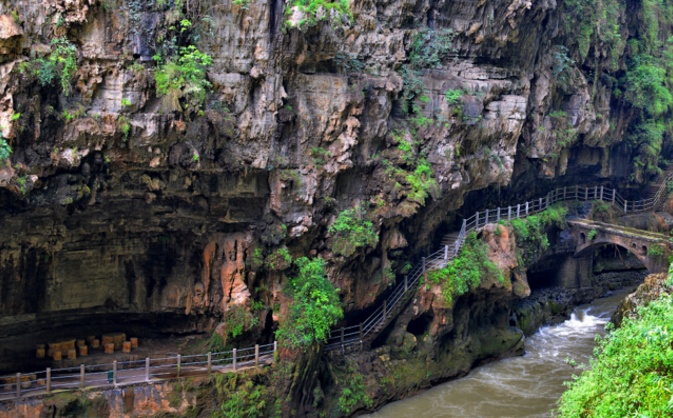马岭河漂流全程有50多公里,历经80多处险滩,70余处深潭,60多道湾,期间
