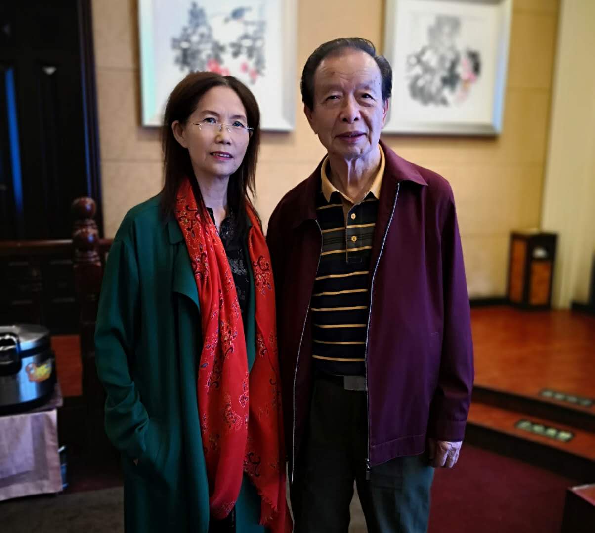 与将军诗人岳宣义先生合影.