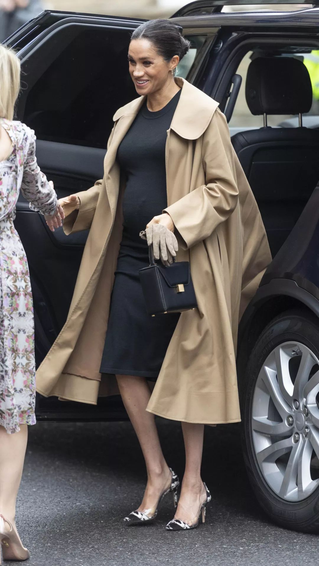 怀孕期间的梅根也没有让自己暗淡下来,红色大衣和紫色裙装撞的浓烈又