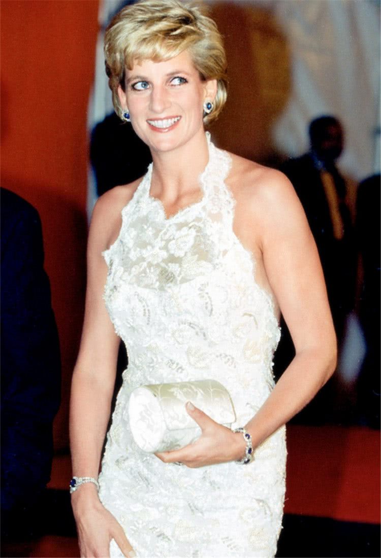 原创戴安娜王妃到底有多受欢迎?看看她的穿衣打扮,你就会明白