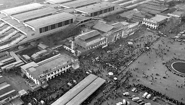 1990年,郑州火车站广场