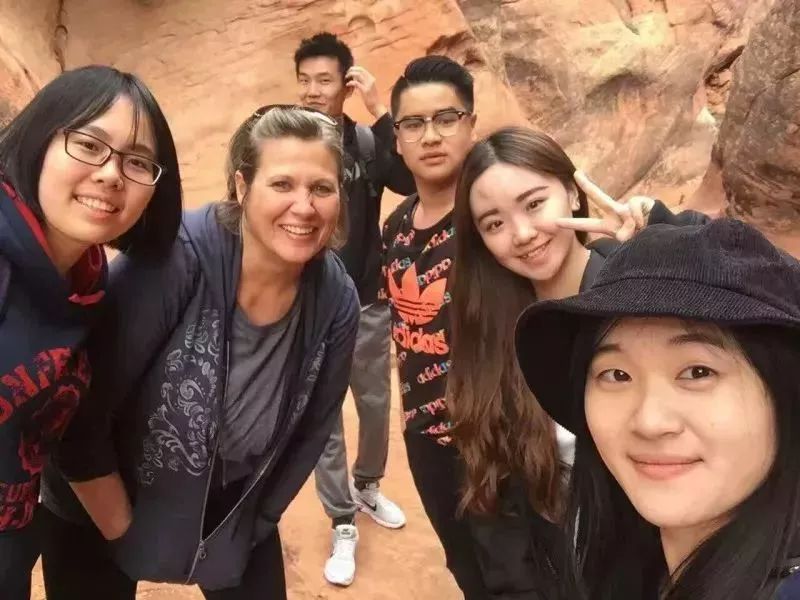 部分入读国际名校同学被悉尼大学录取的王月同学和黄卉妍同学陈雅旋