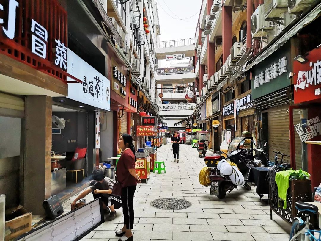 遂宁商务区小吃街重装开业吃货们你去了吗