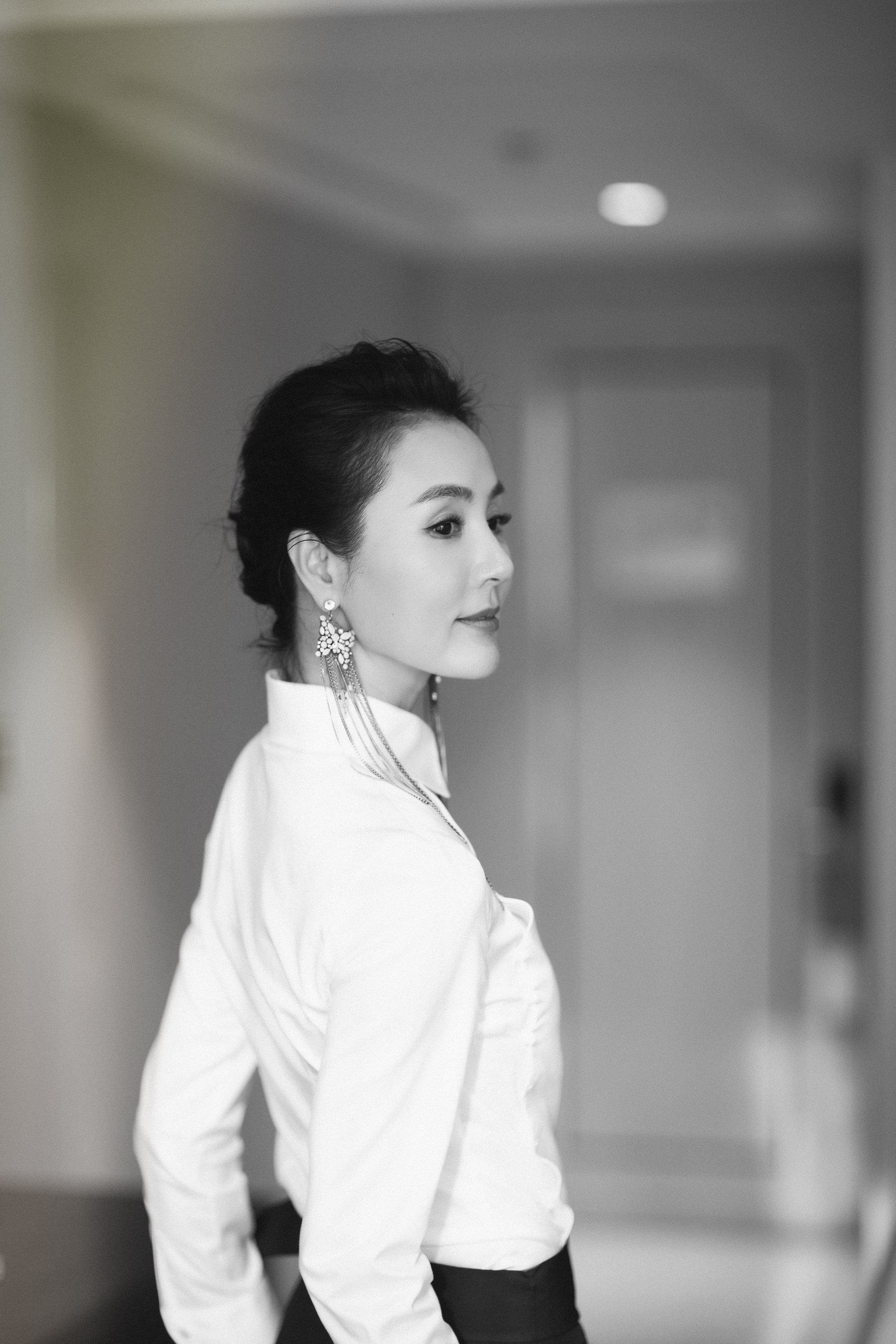 姜宏波出席《筑梦情缘》发布会 身着黑白西装礼服惊艳亮相