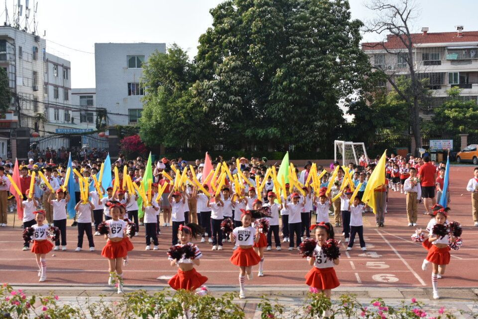 励志教育追逐阳光放飞梦想高殿中心小学第40届运动会开幕式