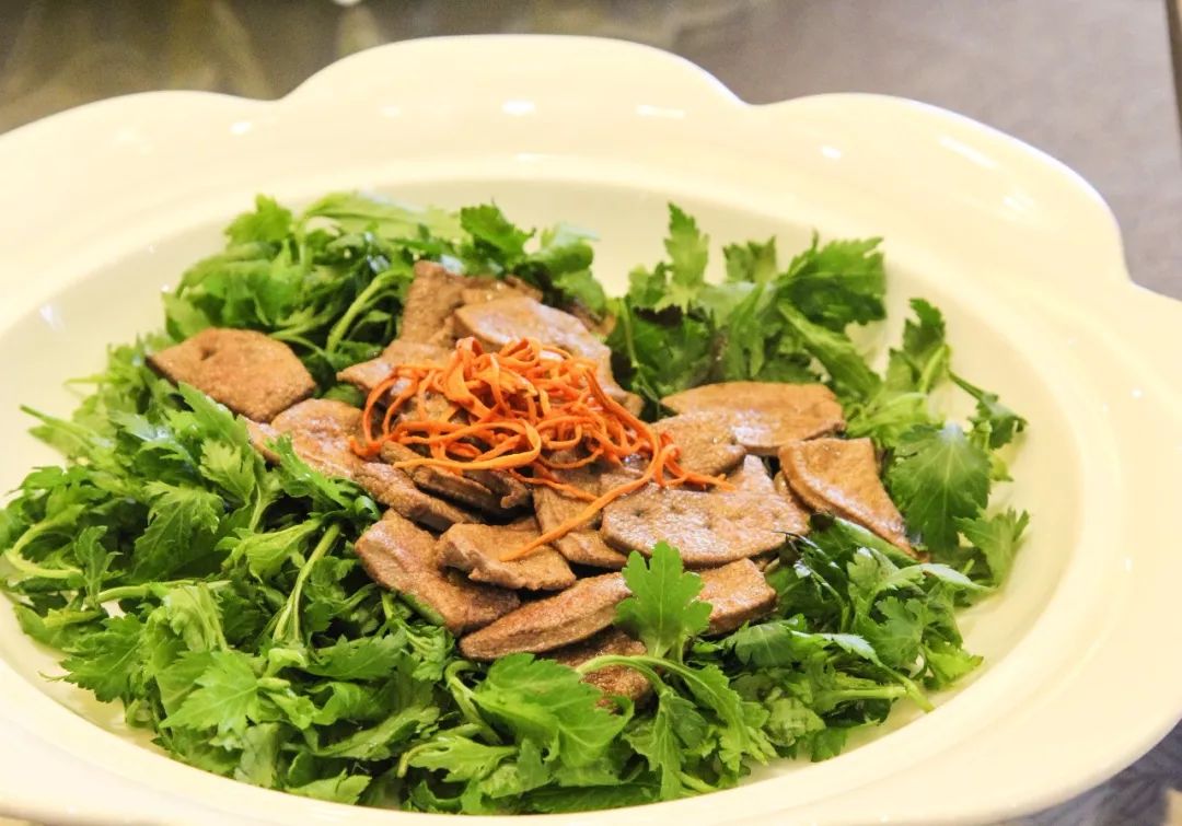 菊花脑是深受大家喜爱的野生蔬菜,用其嫩茎叶制作的菜肴不仅清香无比