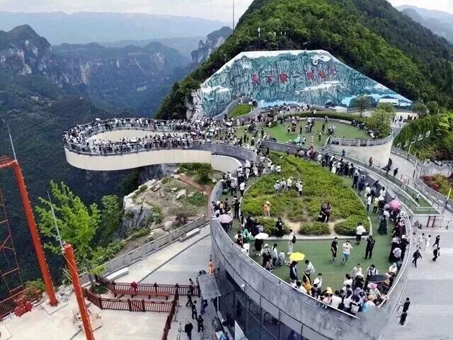 龍缸景區長空棧道建在著名景點雲端廊橋下方,石筍河峽谷上方