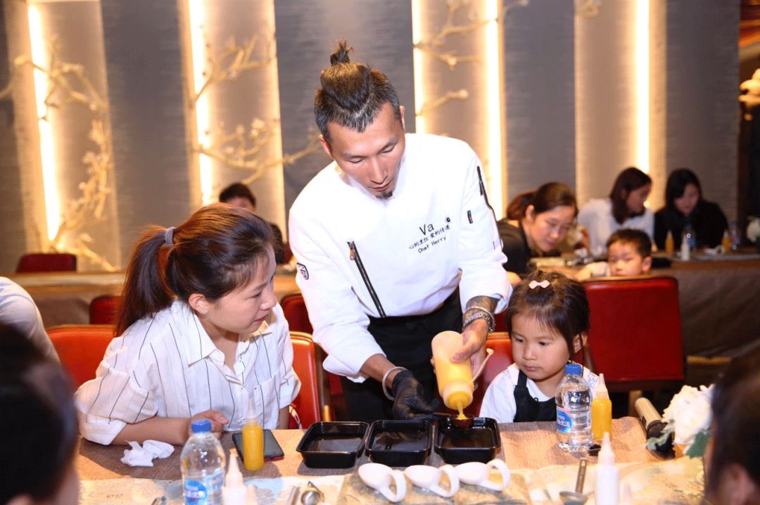 林浩先生以历载美食经验,就分子料理美学知识进行深入解读,他分析到,"