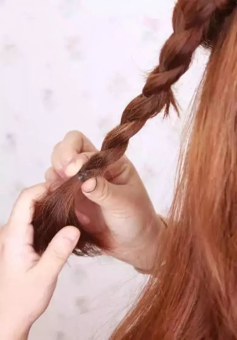 把麻花辫逆时针围着皮筋绕. 把马尾分成3-4小束,每束往上